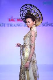 Điểm nhấn từ chiếc mấn được thiết kế dựa trên hình ảnh ruộng bậc thang Tây Bắc,và hoa văn của Trống Đồng Ngọc Lũ